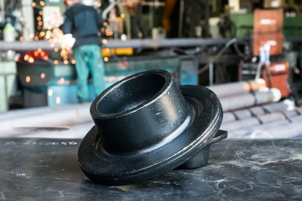 Black hub with flange