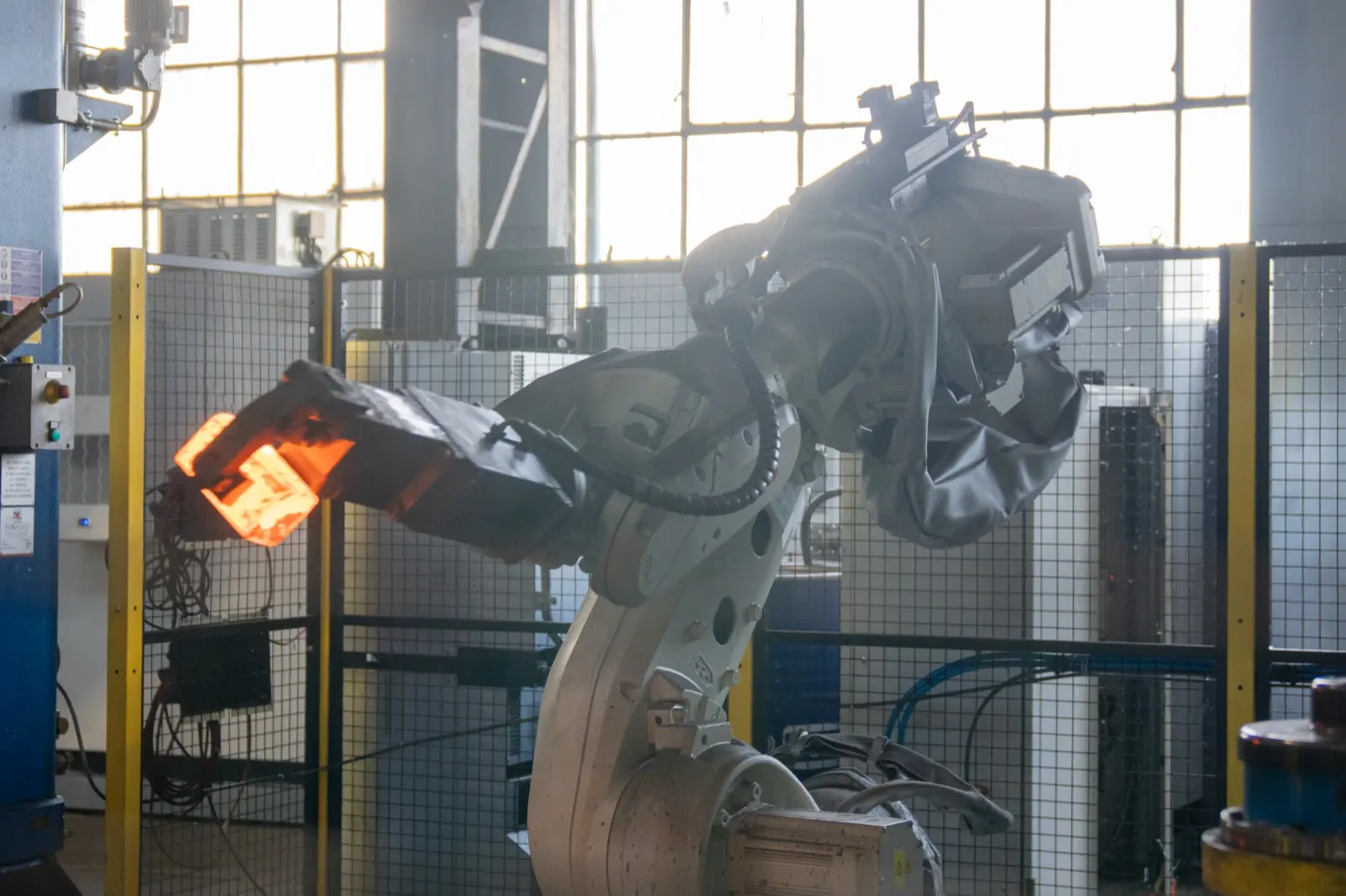 Robot handling a forged part